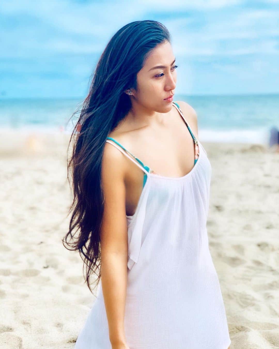 オリビア・タイのインスタグラム：「Grew up in LA, but first time hanging out in Malibu 🏖🤷🏻‍♀️ ... I don’t get out much... Photo credit | @kelziesun」