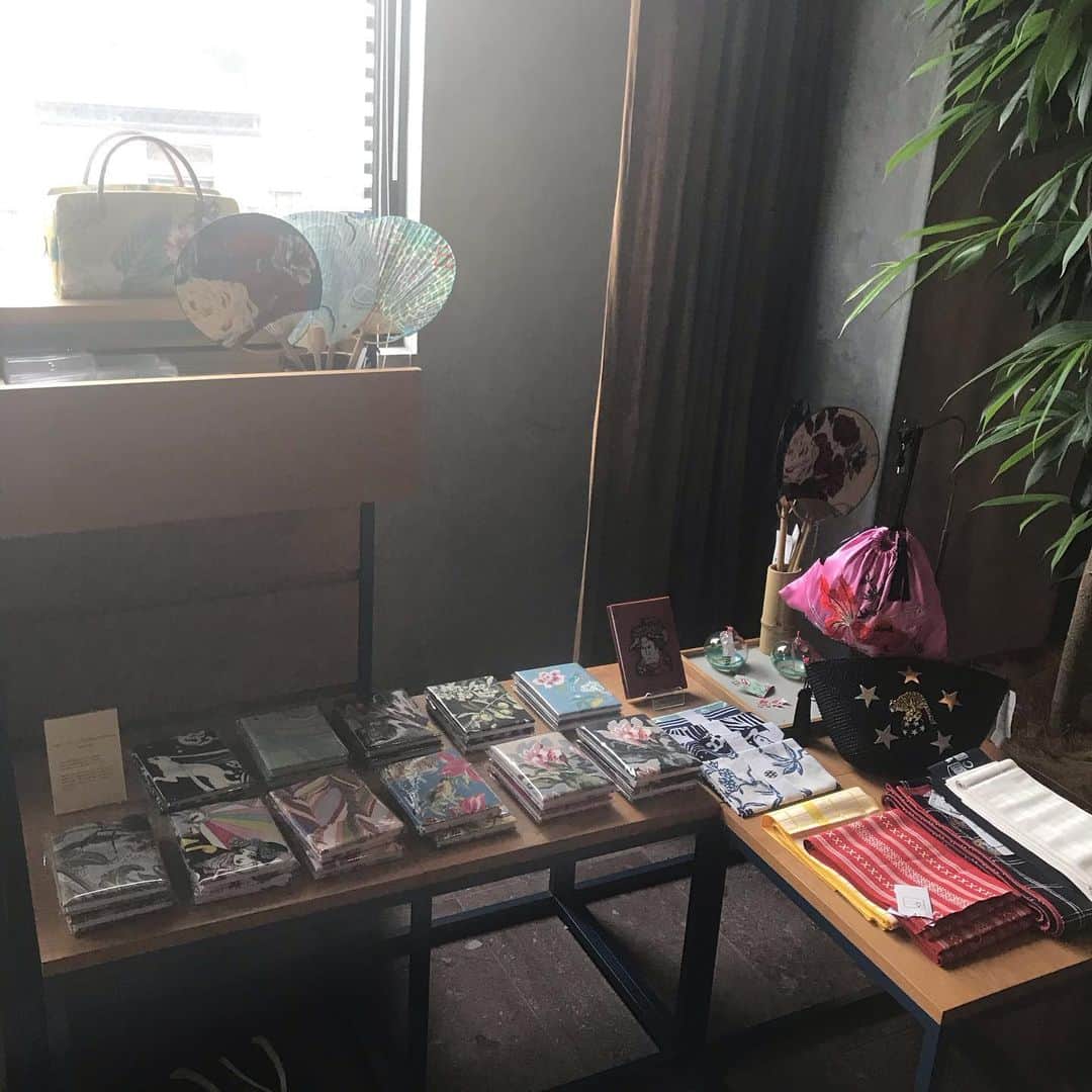丸山敬太さんのインスタグラム写真 - (丸山敬太Instagram)「サロン ド 丸山邸in京都 いよいよ７／２０、２１日開催です。  関西の皆様、是非遊びにいらしてください。お待ちしてます。  可愛くできた💗 浴衣や利休バック、メンズのセレクトや山崎美弥子さんの貴重な作品も 東京の丸山邸を運んできたような素敵な空間になっています。  コレクションラインもお買いやすいセール価格にて。  是非この機会に。両日とも僕はいまーす。 ○サロン・ド・丸山邸 in Kyoto 7/20（土）11:00-20:00 7/21（日）11:00-19:00 〈Bijuu 〉 600-8019 京都市下京区木屋町通四条下ル船頭町194 村上重ビル 501号室」7月20日 10時00分 - keitamaruyama