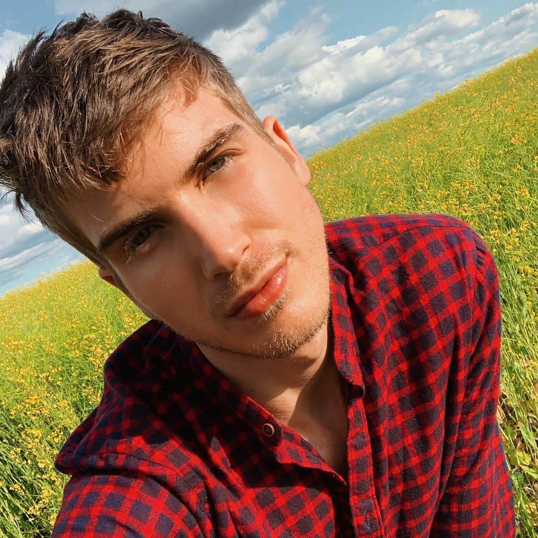ジョーイ・グレーセッファのインスタグラム：「Hi cuties 🌼」