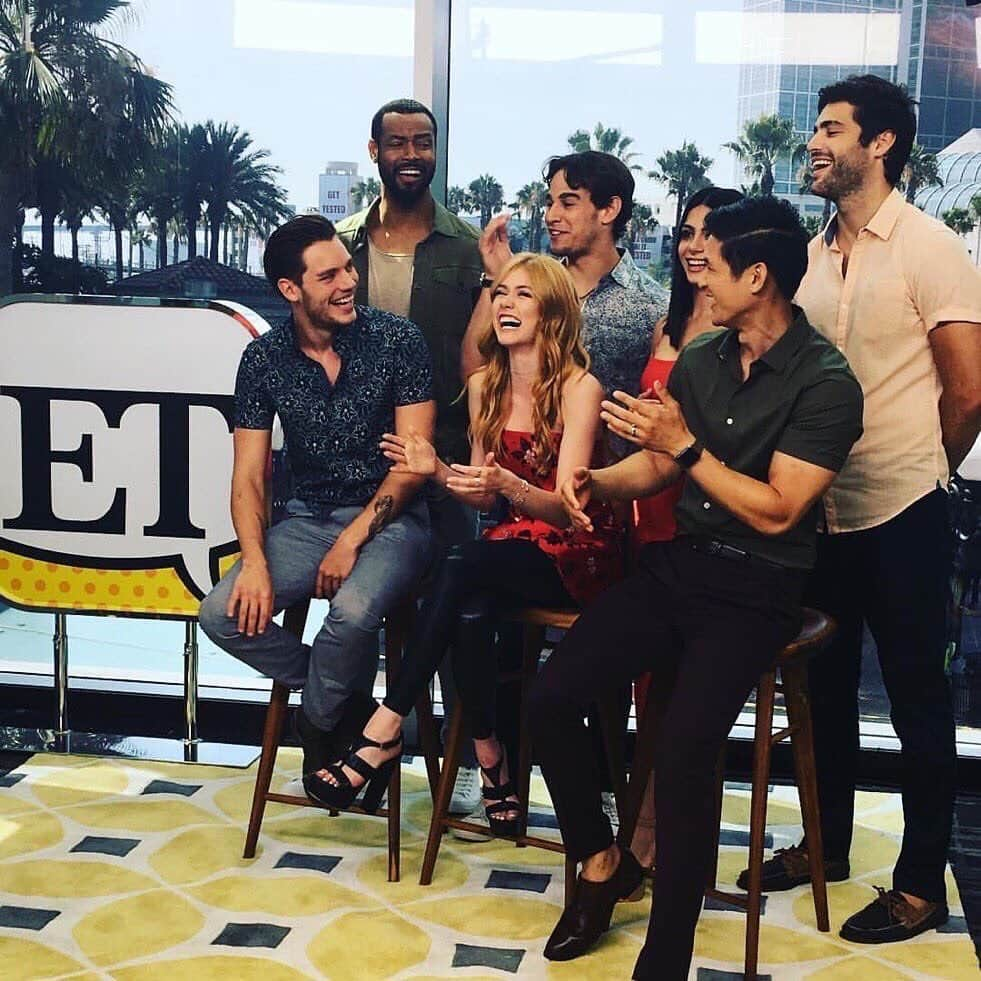 キャサリン・マクナマラさんのインスタグラム写真 - (キャサリン・マクナマラInstagram)「Flashing forward on @cw_arrow set today but here’s a fond #flashbackfriday to #SDCC shenanigans with the #Shadowfam... ♥️💥 #shadowhunterslegacy #arrow @comic_con #alliterationforthewin」7月20日 9時55分 - kat.mcnamara