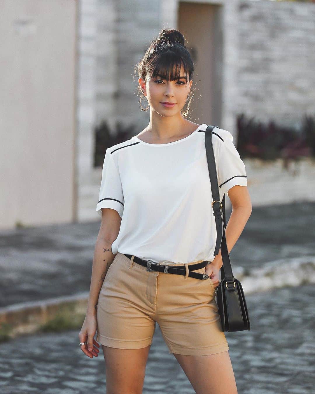 Gabriela Salesのインスタグラム：「Olha ela, toda escoteiraaa. Tô amando essa trend das bermudinhas caqui! Mostrei mais nos stories. Tanto ela como a blusa fazem parte da linha de básicos da @hering_oficial , que, aliás, tem bem completa lá no site deles. Confiram lá ❤ O que acharam? *publi」