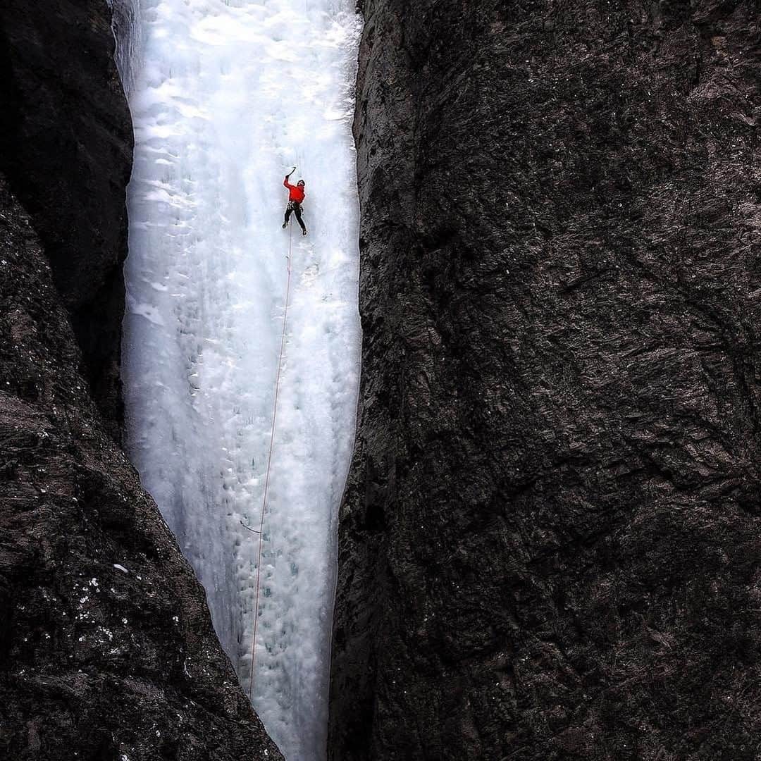 National Geographic Travelさんのインスタグラム写真 - (National Geographic TravelInstagram)「Photo by @jimmychin | Legendary climber Will Gadd likes the spikes. Will finds the flow on Wicked Wanda, Ghost, Alberta. For more climbing adventures around the world, follow @jimmychin.」7月20日 10時02分 - natgeotravel