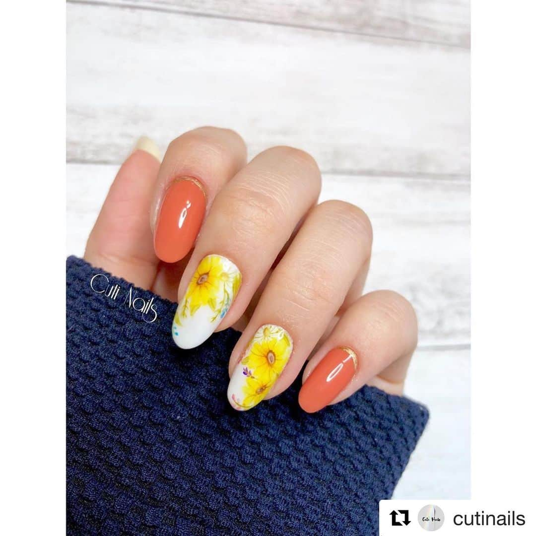 initygel_officialさんのインスタグラム写真 - (initygel_officialInstagram)「#Repost @cutinails with @get_repost ・・・ 先日アップしました動画で載せた私の手👋🏻 人差し指と小指は気に入らなくて ヴィンテージコレクション07S/ビターオレンジ へチェンジしました😁 * * * #cutinails#nailartist#nailsalon#gel#nail#gelnail#artistic#naildesign#design#geldesign#ネイル#ネイルデザイン#トレンドネイル#ネイルアート#ジェル#ジェルネイル#札幌#札幌ネイルサロン#inity#initygel#アイニティ#アイニティジェル#ヴィンテージコレクション#ひまわりネイル#向日葵#sunflower」7月20日 10時02分 - initygel_official