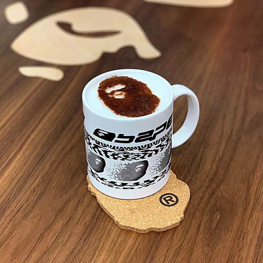 ア ベイシング エイプさんのインスタグラム写真 - (ア ベイシング エイプInstagram)「Enjoy a complimentary latte at @bapestorekyoto with the special APE HEAD latte art.  BAPE MUG available in black and white on Saturday, July 20th at the official BAPE STORE®︎ locations. #bape」7月20日 10時07分 - bape_japan