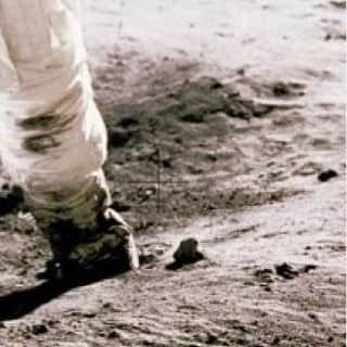 アメリカ大使館さんのインスタグラム写真 - (アメリカ大使館Instagram)「1969年7月20日 50年前の今日、アポロ11号は月面着陸に成功したんです‼️ 人類にとっても大きな一歩になった記念の日から半世紀って凄い👀‼️ . #us #usa #america #nasa #space #moon #apollo #apollo50 #spacesuit #50thanniversary #astronaut #aerospace #jaxa #roket #アメリカ #留学 #宇宙 #宇宙飛行士 #月面着陸 #月 #アポロ #宇宙服 #打ち上げ #記念日 #半世紀 #人類 #はじめの一歩」7月20日 10時07分 - usembassytokyo