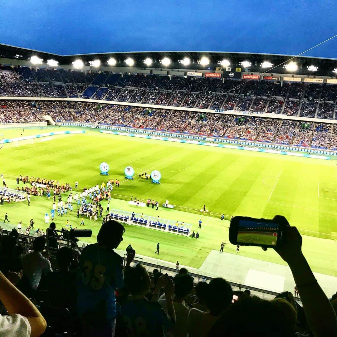大川佑のインスタグラム：「チェルシーとはいえ、金夜で6万人超え👍 試合後は、ご無沙汰の”お兄さん”とサッカー談義。良き夜でした。」