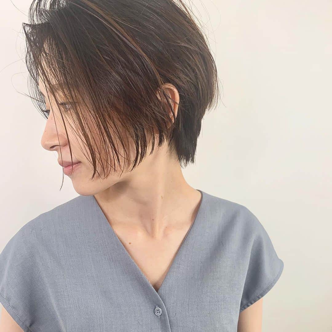 のインスタグラム：「＃ハンサムショート#イメチェン シンプルファッションのラインに合わせて 直線的なショートスタイル短すぎないのが少しの柔らかさのポイント^_^  うちサロンの売り シャンプーがうまい！ 今日もお待ち致しております  梅田と東京出店を計画中 スタッフ募集中メッセージくださいね★ AVANCE.CROSStuin梅田茶屋町 TEL06-6377-7211 AVANCE.CROSSmel c西梅田 TEL06-6348-2050 gif.hair TEL06-6377-7277 AVANCE.京橋 TEL06-6356-1555」