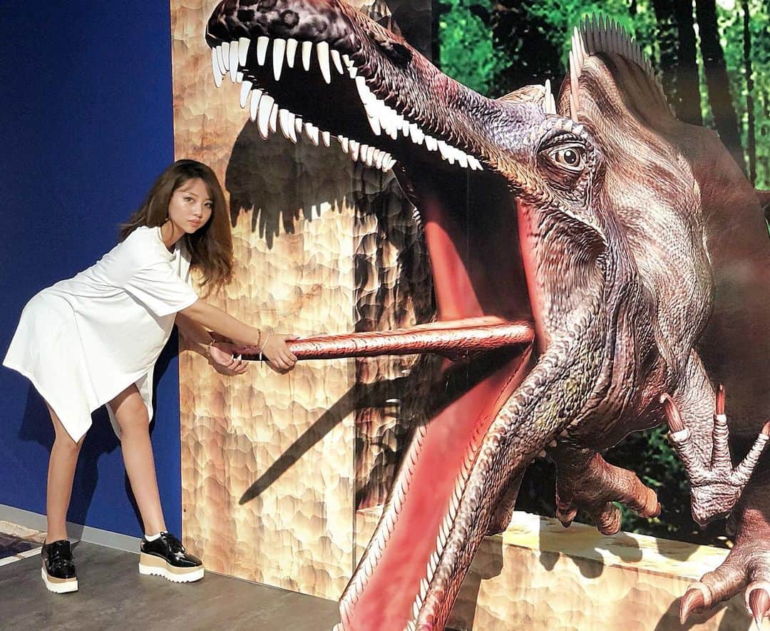 のインスタグラム：「大阪新世界といえば、串カツ(*ﾟ∀ﾟ*)﻿ ﻿ あやまろは、断然「八重勝」派！！﻿ ﻿ 串カツ食べた後は、運動がてら少しお散歩🚶‍♀️﻿ そしたら、トリック3Dアート展発見🙌﻿ ＊床や壁に描かれた絵をカメラで撮影すると﻿ 立体的に見える目の錯覚を利用した体験型アート。﻿ ﻿ ７月１２日(金)に﻿ オープンしたばっかりなんやって👌﻿ ﻿ トリックアートって子どもの頃遊んだ記憶😆﻿ でも、いざやってみると﻿ めっちゃおもろかってはしゃいでしもた😂﻿ ﻿ 室内やから涼しいし、雨の日でも楽しめるよ😊﻿ 子どもも、大人も◎﻿ デートでもファミリーでも◎﻿ どんな方でも楽しめると思うからオススメ✨﻿ ﻿ ﻿ 通天閣、天王寺動物園からも近いから﻿ みんな行ってみてねー💕💕﻿ ﻿ #PR﻿ #トリックアート﻿ #大阪トリックアート﻿ #新世界トリックアート﻿ #魔法の絵画展in新世界﻿ #大阪観光　﻿ #通天閣﻿ ﻿ ﻿ 【服部正志の３Dアート展　魔法の絵画展】﻿ 大阪市浪速区恵美須東2-1-20 ﻿ 新世界MDビルⅥ　2階（風月上）﻿ ﻿ 06-6630-8075﻿ 11：00～21：00閉館﻿ 定休日 無し」