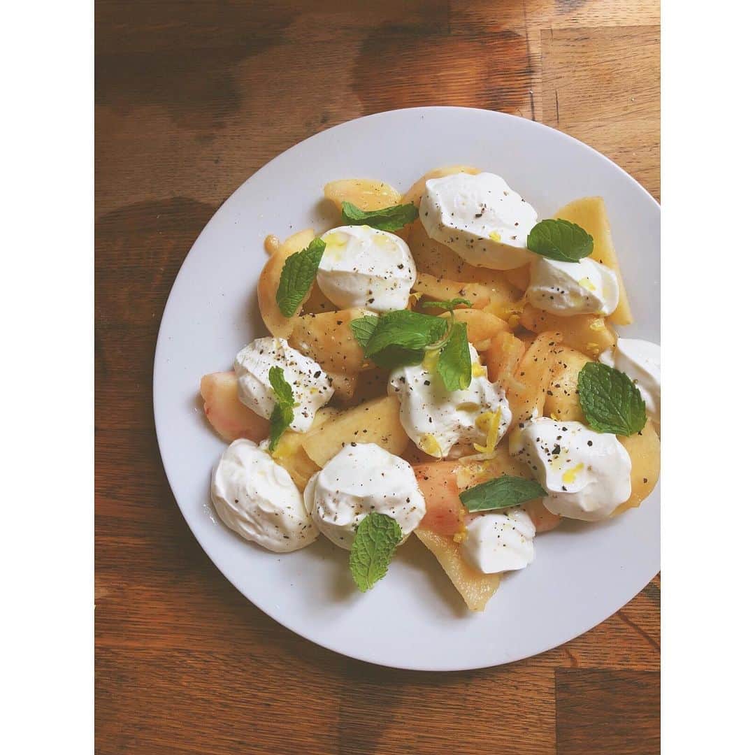 松本恵奈さんのインスタグラム写真 - (松本恵奈Instagram)「料理上手なあおいさんが作ってくれた桃のデザート。 白ワインビネガー、ペッパー、オリーブオイル、クリームチーズorギリシャヨーグルトとか好みによってのせる。 ミントの葉にレモンを散らして完成◎ これなら私も作れそうー♡ あおいさんの料理本出して欲しいと心から思う😂」7月20日 10時38分 - ena1123