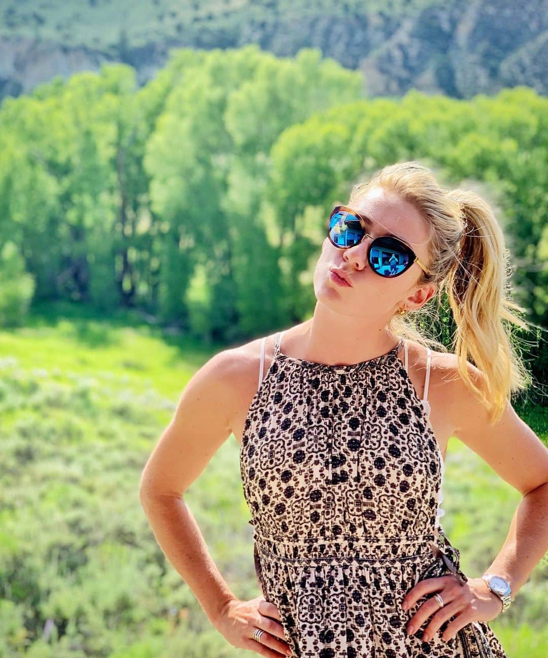 ミカエラ・シフリンのインスタグラム：「Annnnddddd @oakley does it again🙌🙌🙌 these shades are FIRE🔥🔥🔥 #TopKnot #sponsored (📷 @mathfaivre )」