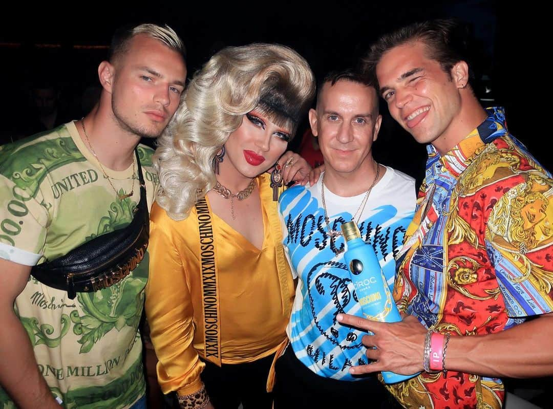 Moschinoさんのインスタグラム写真 - (MoschinoInstagram)「Moschino Ibiza nights @itsjeremyscott @jodieharsh @denek_k @riverviiperi Photo @marco_ovando @cirocvodka #ad #cirocyourworld #jodieharsh #jeremyscott #denekkania #riverviiperi」7月20日 10時50分 - moschino