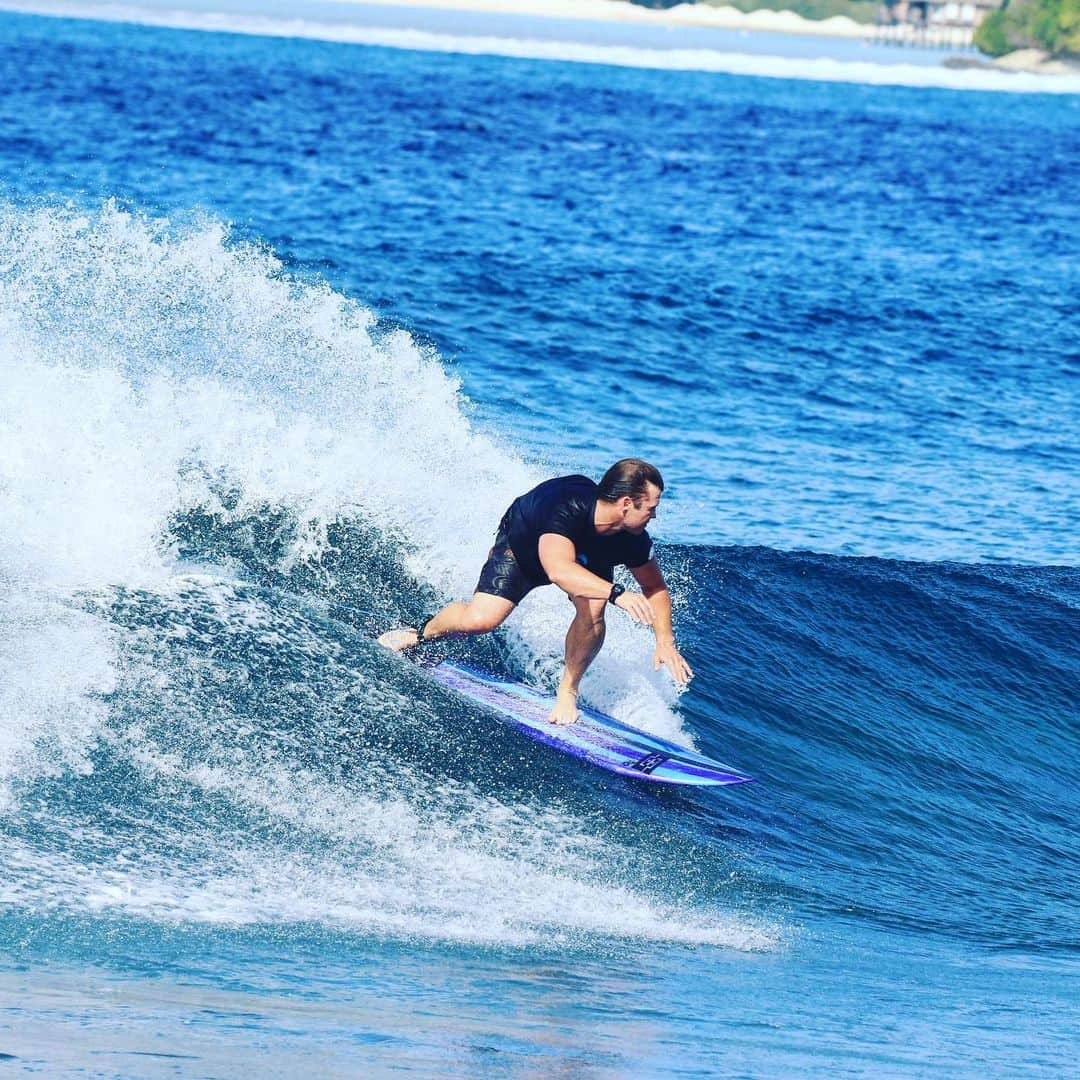 ルーク・ヘムズワースさんのインスタグラム写真 - (ルーク・ヘムズワースInstagram)「Gorillas can surf!  @life_at_lohis」7月20日 10時54分 - hemsworthluke