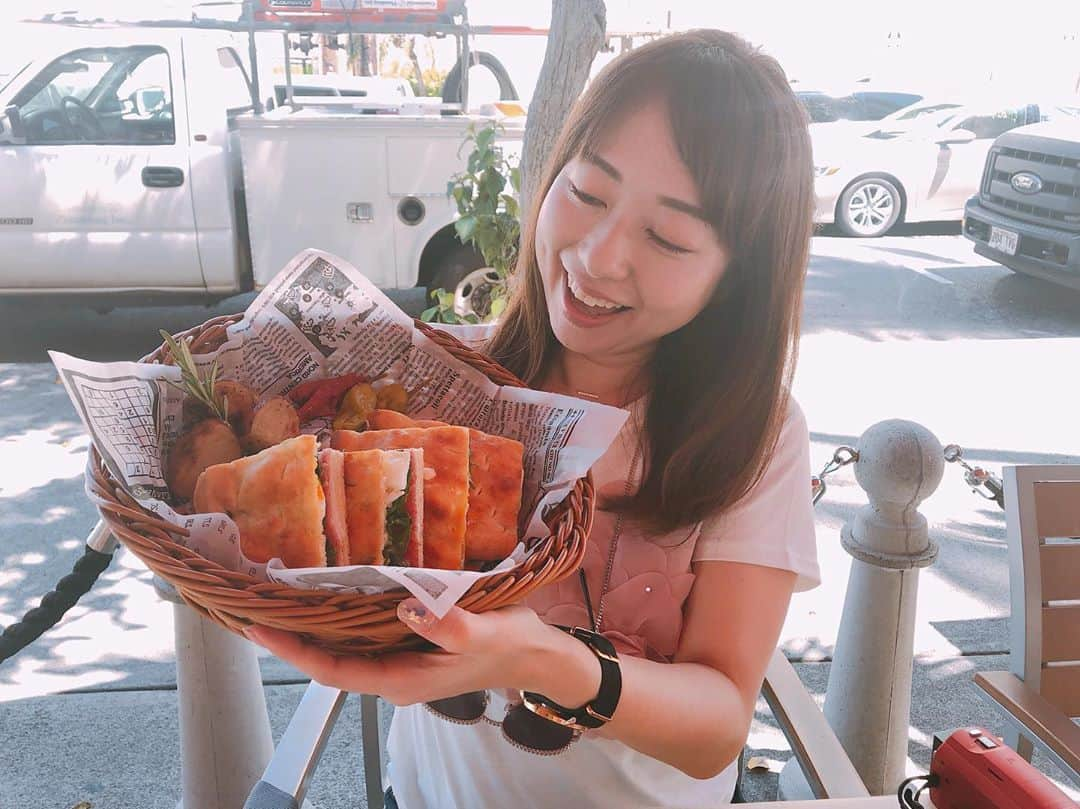 あいりさんのインスタグラム写真 - (あいりInstagram)「ハワイの定番🌈 大人気のアランチーノ・ディ・マーレ🥯✨ ・ ウニのパスタが特に有名ですが、 去年から朝食を食べに行きたいと思っていて、今回の旅で朝食に行ってきましたーーー🤗 とっても美味しかった💕 私的にはパニーニがオススメ❤️ あぁ、観てたらまた食べたくなってきた🤣 ・ #ハワイ #ハワイ旅行 #hawaii #travel #朝食 #パニーニ #アランチーノディマーレ #オススメ #グルメ」7月20日 10時59分 - airi_happy