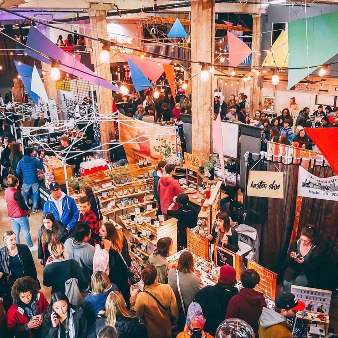 Portlandさんのインスタグラム写真 - (PortlandInstagram)「Head down to the @portlandnightmarket tonight until 11 and tomorrow from 4-11 for a warehouse full of local Portland businesses, food carts, drinks, live music and more! Tag a friend below.  #portland #pdx #portlandnw」7月20日 11時03分 - portland
