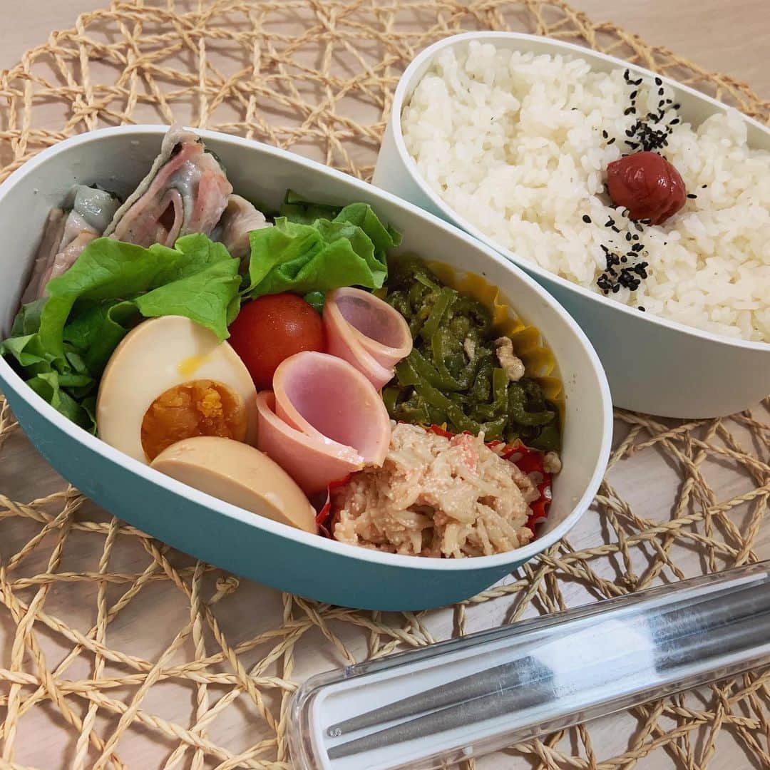 本田しおりのインスタグラム：「#今日のお弁当  #豚ロースの大葉ベーコンチーズ巻き #煮卵#ロースハム#無限ピーマン#えのきバター明太子  #お弁当 #本田弁当 #旦那さん弁当 #神ちゃん弁当  #神弁」
