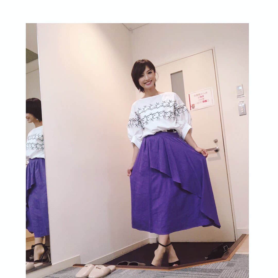 のインスタグラム：「今日のズムサタの衣装です。  まだ梅雨明けしないそうですねー。 蒸し暑くて身体が重いです、、、 今、風邪をひいている方も たくさんいるそうで、、 体調には十分気をつけてくださいね。」