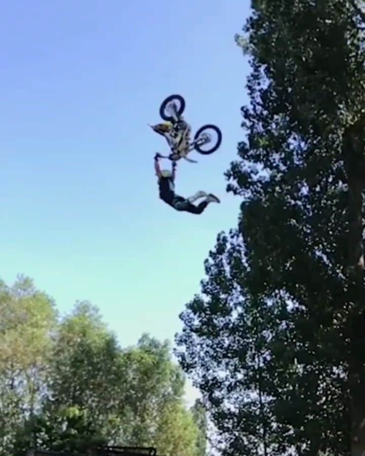レッドブルのインスタグラム：「Moto-yoga 🧘‍♂️ . . . 🏍: @lucackermann98 🎥: @c_duetzmn @redbullmotorsports #redbull #givesyouwings #motorsports #freestyle #motocross #yoga #namaste」