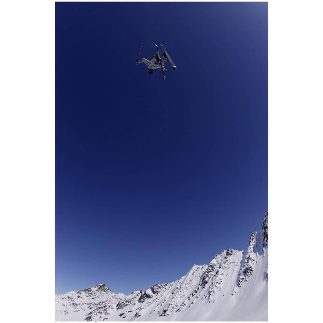 佐々木明さんのインスタグラム写真 - (佐々木明Instagram)「Blue sky at ALASKA 2006. Photo by @suganumahiroshi  Skis/Pocket rocket SALOMON.  ワールドカップにオリンピックとゴリゴリレースで世界の1st groupにいる時その流れの中で同時にビッグマウンテンに出会い向き合っていたのは俺の中で正解のスタイルでした。  怪我をしたらどうするんだ！と心配して頂きながらも、このスキーをしていたから俺はアルペンも辞めずに長く取り組めていたんでしょうね。  オリンピアンはこうあるべきだと決めつけられる事が一つの種目であり得るのなら、それは俺の感性ではないとずっと行動して来て良かった。だから今がある。  さぁ。 今日はマウント石井 カスタムフェア 全国ツアーのラスト五反田会場です。  蒸し暑い今日ですが雪山の道具を見て雪山の話をしましょう🤙 会場でお待ちしてます。 上から下まで揃えたい方も、クールに揃えたい方は僕にお気軽にご相談ください。  ヘルメットとゴーグルの組み合わせとか、ウエアとのcolorの兼ね合いとか大きな買い物なのにダサい組み合わせになってしまったら残念！  クールに雪山ライフを送ろう！」7月20日 11時14分 - akiraexploring