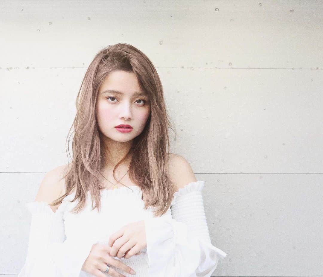 渡部幸也のインスタグラム：「もうすぐ梅雨明けのようです✨ 夏本番に向けてハイトーンのカラーリングもオススメです🙆‍♂️ ELLAではOLAPLEXを使用してるので、ブリーチのダメージもかなり軽減出来るので、ダメージにより心配もだいぶなくなります😊 やりたいけどお仕事柄出来ない、ブリーチによるダメージが心配な方も、弱めのハーフブリーチとハイライトでベースを明るくすれば、ダメージも更にダウンしますし、退色で明るくなりすぎる心配も減ります👌 今まで挑戦しなかったお客様にも好評をもらってます😃 ぜひ挑戦してみてください。 ご予約、お待ちしています🙇  #ヘアスタイル #ヘア #髪型 #ヘアカタログ #ヘアセット #ヘアアレンジ #パーマ #カラー #ヘアカラー #hair #恵比寿美容院 #代官山美容室 #代官山美容院 #美容学生 #サロン #中目黒美容室 #中目黒美容院 #恵比寿美容室 #サロンモデル #中目黒ランチ #恵比寿ランチ #hpb_hair #中目黒 #代官山 #恵比寿 #渋谷 #ar_magazine #murua #emoda #amerivintage」
