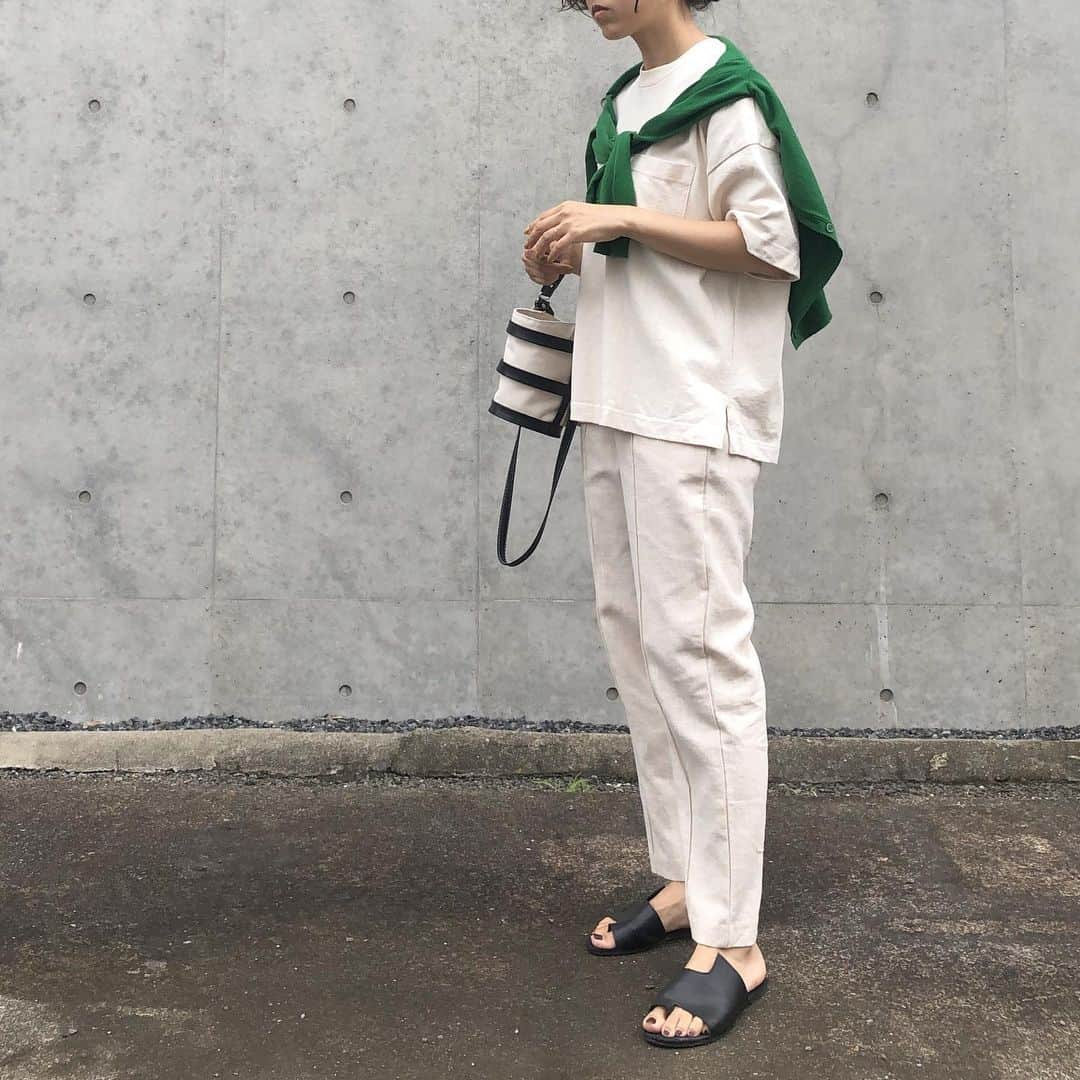 acco.mamaさんのインスタグラム写真 - (acco.mamaInstagram)「⠀ 上下オフホワイトに UNIQLOカーディガンがポイント🌵 ⠀ 今日は話題の #カーブパンツ を 試着しにUNIQLOへ〜👣 ⠀ 色々試着して #ワイドフィットカーブジーンズ に決定☝︎ ついでに値下がりしてた #ティアードロングワンピース も 沖縄用にGET𓂬 ⠀ UNIQLOの値札 値下がりの赤いシール 剥がしちゃうのって わたしだけかね？☺️？ ⠀ @mayblue_jp のリネンパンツ 涼しくて楽チンで大当たり〜🎯 ⠀ tops #GU #ヘビーウェイトT  pants #mayblue bag #enfasbag @enfas_official  #morrowbag #morrowコーデ #morrow_claire sandal #lavishgate @lavishgate ⠀ #楽天ROOMに載せてます #ROOMインフルエンサー ⠀」7月20日 21時00分 - acco.mama