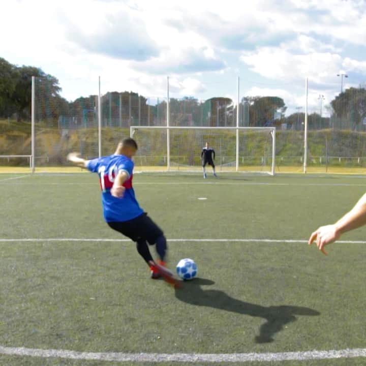 F2Freestylersのインスタグラム：「🗣’Pretend you’re scuffing the ball up’ 🤔..... Just like that @garethbale11? 😜🤩 OUT NOW on YouTube! (Link in bio) 🔗 #Bale #GarethBale #RealMadrid #Wales」