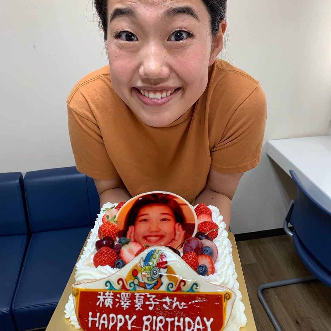 横澤夏子さんのインスタグラム写真 - (横澤夏子Instagram)「#夏子29歳になりました！ #20代ラスト駆け抜けなくちゃ〜 #ケーキ夏子をお届けするよー #ケーキをくださった方々と写真を撮りたかったんだけどなかなか言えなかったのよー！ #でもやっと撮れたのよー！ #まさに誕生日っぽい写真だよー！ #ありがとうございますですー！ #うふ！」7月20日 21時01分 - yokosawa_natsuko