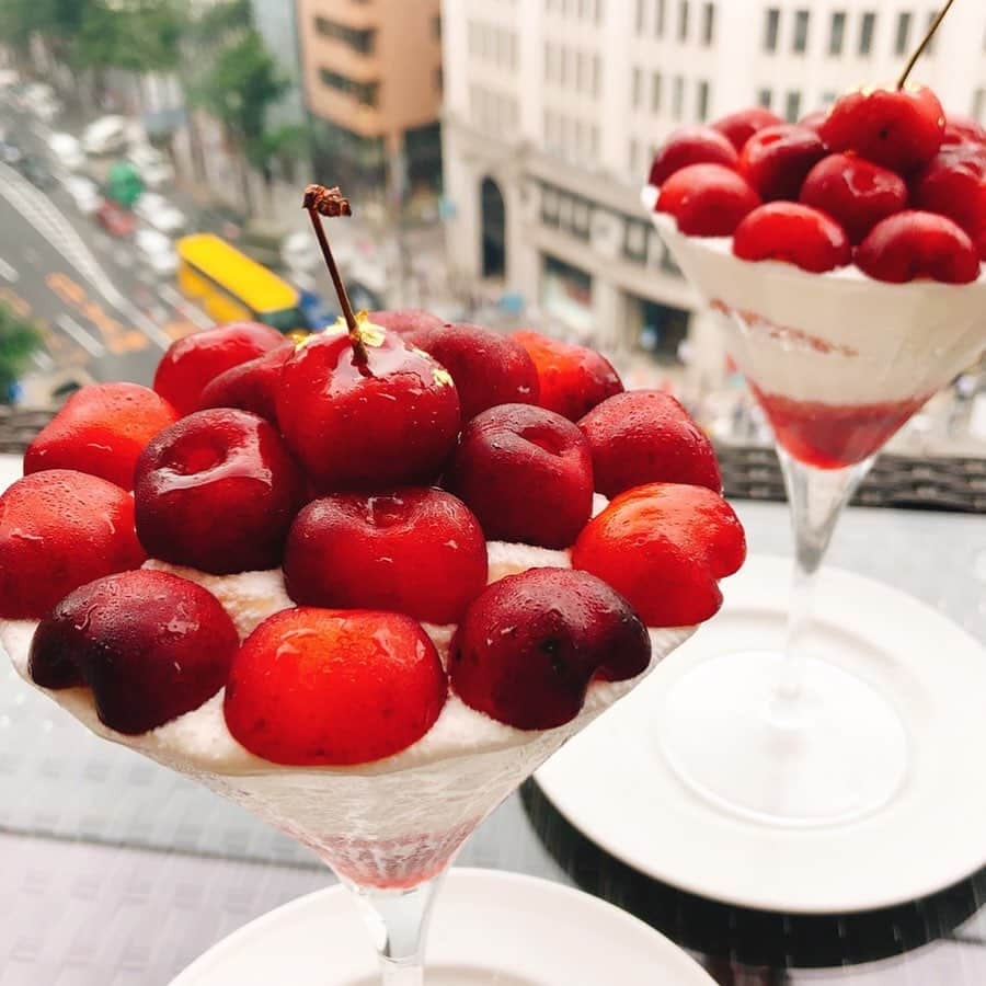 里井真由美さんのインスタグラム写真 - (里井真由美Instagram)「・ 🍒山形県さくらんぼ❗️「紅秀峰(べにしゅうほう)」のショートケーキパフェ〜🍒 ・ ・ 大粒で真っ赤、濃厚で宝石のような紅秀峰🍒 ティエリーマルクスダイニング @thierry_marx_dining  テラス席から銀座4丁目交差点を眺めながら〜。テンション上がります⤴️ ・ ・ マスカルポーネ入り生クリームがとろけて冷んやりソルベと ほんとおいしいー♪🍒😭 ・ ・ 🇯🇵1年のうち数週間しか食べることの出来ない貴重なさくらんぼです。 山形の土田農園さん、 @created.by.h_discoverjapan 江藤シェフ、 @rieoh19700307 王理恵ちゃんに感謝❤️ ・ ・ 今年の紅秀峰は ごめんなさい🙏終了のようですが、レギュラーのパフェやアフタヌーンティースタンドも人気です ・ ・ #パフェ#紅秀峰#べにしゅうほう#銀座#銀座4丁目#アフタヌーンティー #里井真由美#ティエリーマルクス #1級フードアナリスト里井真由美#パフェ巡り #さといいね#ありが糖運動 #ginza」7月20日 21時01分 - mayumi.satoi