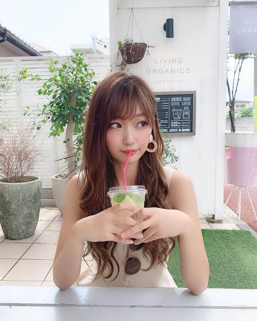 いっちゃん/嶋津 いつみのインスタグラム：「. . . こないだ友達と行った 芦屋にあるLiving organicsっていうCafeが 可愛かったん🧚🏻‍♀️💕 . . . . . . . Cafeでほげーっと過ごす時間って ご褒美タイムやと思ってる人間です❤️w . . . . . . . . 夜Cafeとかも大好物🙆‍♀️✨ お酒飲まへんからご飯食べたあとは Cafeでコーヒー飲みたくなるねんなぁ😗☕️ . . . あとは🚘運転してる時の ガムとコーヒーがやめられへん👉🏻👈🏻 . . . . . . #関西  #関西サロモ  #サロンモデル #サロモ #いっちゃん  #フリーモデル #関西モデル  #あざといっちゃん #かわいっちゃん #いっちゃんコーデ #ブライダルモデル #アレンジモデル #ヘアカラー  #ヘアアレンジ #ootd #撮影依頼受付中 . . . . . . . .  7月8月のお仕事依頼受付中です🧚🏻‍♀️💜」