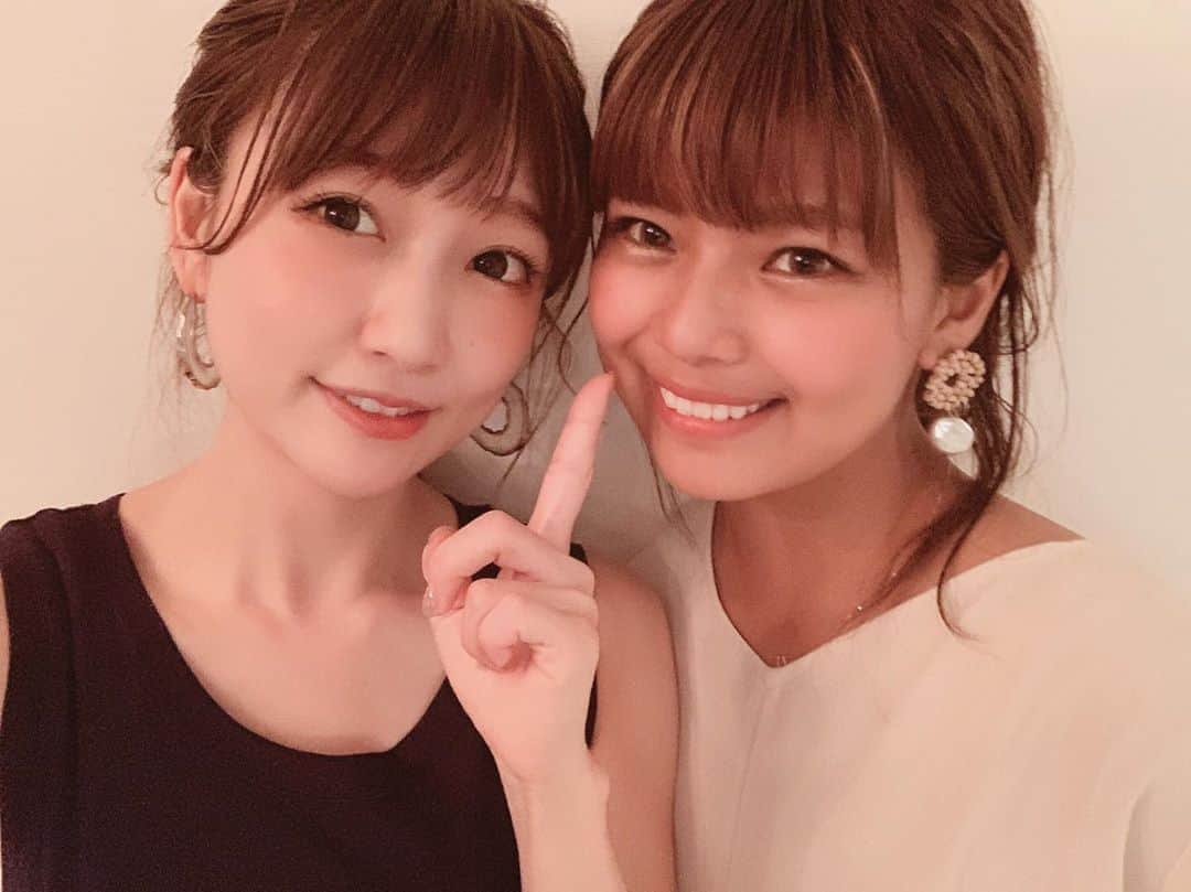 クロさんのインスタグラム写真 - (クロInstagram)「整形後初、桃ちゃん🍑✨ あいのりで共にラブワゴンへ合流したスーパー同期の桃☺️☺️☺️ 空港へ向かう前、品川駅で初めて会った時、お互いすぐにアイプチって分かって「アイプチ何本持って来た！？」って言うのが最初の会話だったね🤣✊🏽 コンプレックスは人と人を近づけさせるね！！ 2年遅れて、20年してきたアイプチを私も卒業です☺️🙌🏽 既に腫れがあんまりないけれど、1ヶ月後が楽しみ🙈💕💕. . #もちろんおきまりのulike #整形3日目 #埋没法 #アイプチ20年選手 #あいのり #桃クロ #整形姉妹 #ヒデもいれて整形兄弟」7月20日 21時06分 - kuro_risa