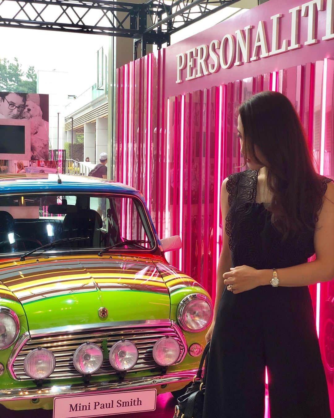 那須愛里さんのインスタグラム写真 - (那須愛里Instagram)「〝MINI60th🚘🎉〟﻿ 東京ミッドタウンで、﻿ MINI60周年を記念した展示が行われていたよ﻿ PAUL SMITHがデザインしたClassic mini﻿ 可愛かったなぁ🌈﻿ .﻿ .﻿ 他にアーティストがMINIに﻿ ライブペインティングをするパフォーマンスなど、六本木エリアを走行できる試乗サービスなどもあって会場は盛り上がっていました👩‍🎨🎨﻿ .﻿ MINI60周年おめでとうございます🥂✨﻿ MINIは誕生当初からクリエイティブなアイディアで、先進的なライフスタイルを追求しているんだそう🤔だから変わらずに幅広い層に愛されてるのかな？﻿ .﻿ 普段からMINIに乗っているので﻿ 私もすごく愛着があります♡🚙=꒱‧*﻿ よりMINIファンになっちゃいました♡﻿ (いつも助手席だけどね🤭)﻿ .﻿ .﻿ #MINI60Years #ミニクーパー女子  #ClassicMini﻿ #ミニクーパー #paulsmith﻿ #ミニ乗りと繋がりたい  #PR﻿ #🚘 #クラシックミニ﻿ #ポールスミス #ミニ60周年おめでとう」7月20日 21時06分 - aaairixoxo