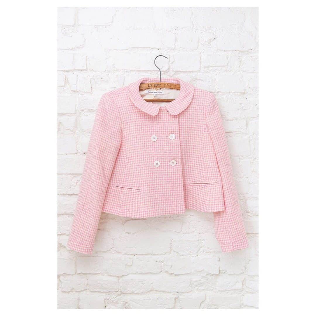キャベジズ&ローゼズのインスタグラム：「New Standard 💖 The Hettie Jacket in blush pink and ivory tweed features a myriad of delightful details 😍 Hettie is a cropped jacket reaching the high waist, features a peter pan collar and has a double breasted button fastening. 👉Swipe to see Hettie in full detail👈 #newness #croppedjacket #summerjacket #britishtweed #pinkjacket #britishfashion #peterpancollar #tweedjacket #cabbagesandroses #cabbagesandrosesfashion @christina_strutt @cabbagesandroses_shop 👆Link In Bio👆」