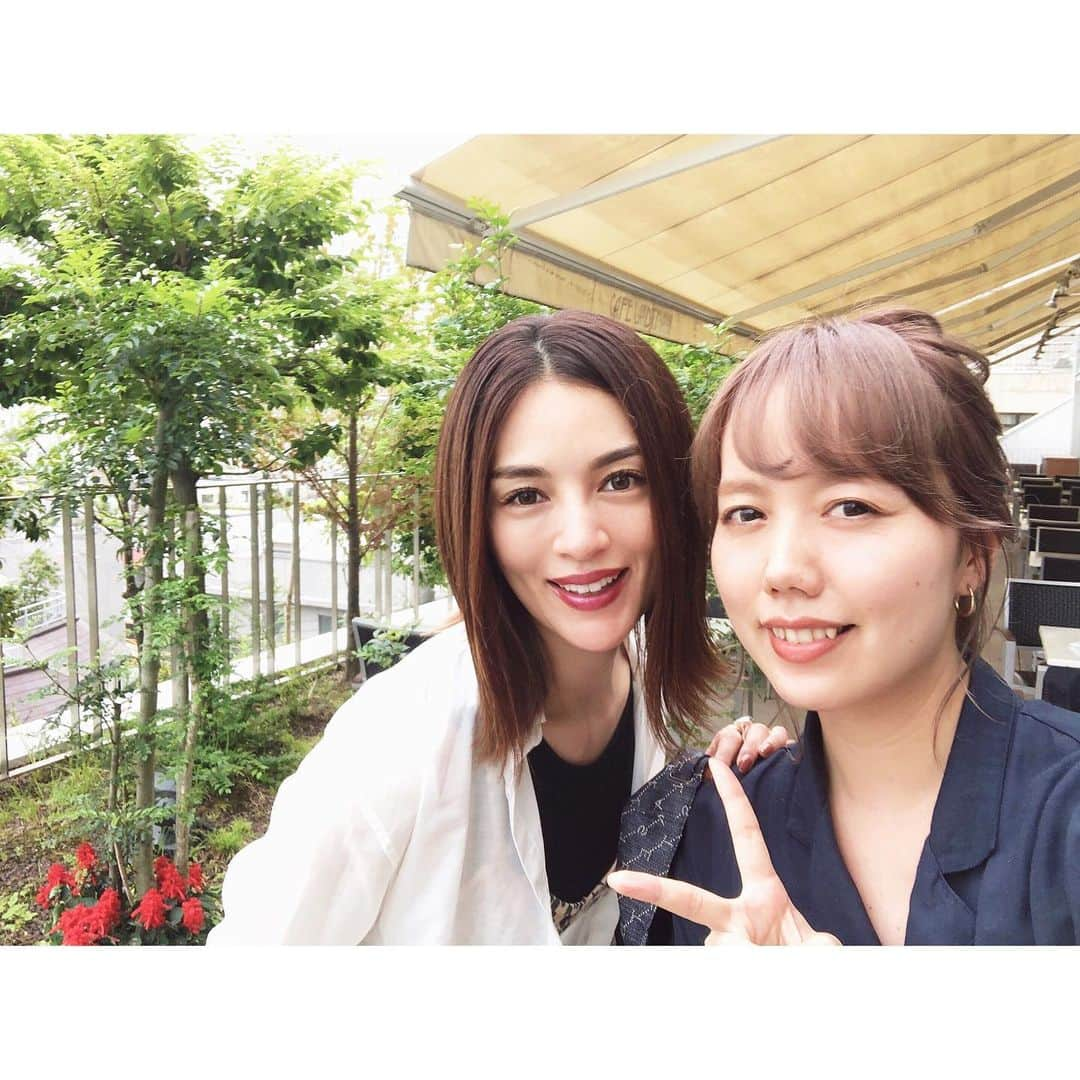 渡辺知夏子さんのインスタグラム写真 - (渡辺知夏子Instagram)「梅雨だし、湿気がすごくてまとめてばかりいましたが···😣 こんなに落ち着いてサラサラになりました✨ すごーい✨ . はじめて#髪質改善 をしたよ!! @jun_mizoguchi · 私は毛量も多く毛先がパサつきやすいので、トリートメントやヘアケアがかかせないのですが、これなら髪が扱い安くなって支度が楽になりそう☺️✨ · 個人差はあるけど2ヶ月くらい持つみたいなので、様子を見ながらまたカラーやトリートメントをしようと思うよ✨  #zacc #haircare #treatment #美髪  #サラサラヘアー #beautysalon #表参道サロン」7月20日 21時09分 - chikako_724