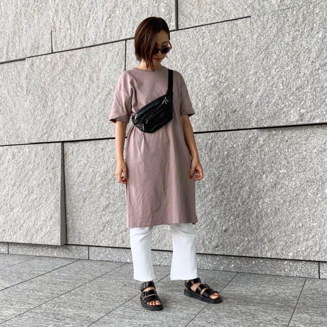 SHOPLIST.com by CROOZさんのインスタグラム写真 - (SHOPLIST.com by CROOZInstagram)「サイドスリットTシャツワンピ✖️レギンスコーデ  ウエスト近くまで入った深めのスリットがポイントのTシャツワンピース。 コットン素材なので着心地も抜群！ シンプルで着まわしやすいので1枚あると便利なアイテム。今回はレギンスで♩ . ------------------------------ ▽トップス #半袖サイドスリットTシャツワンピース #koe . ▽パンツ #スリットハニカムレギンス #ungrid  商品はタグ付けからCHECK or [サイドスリットTシャツワンピース]と[ハニカムレギンス]で SHOPLISTで検索🕊 ------------------------------ .  #SHOPLIST #SHOPLISTA #LiSTA #ショップリスト #ショップリスタ #shoplist_ootd #プチプラ #プチプラコーデ #インスタコーデ #プチプラコーディネート #着まわしコーデ #インスタファッション #コーデ #コーディネート#fashion #outfit #ootd #code #coordinate #大人カジュアル #キレイめコーデ#パンツコーデ#Tシャツコーデ #ドクターマーチンサンダル #drmartens @shoplist_official」7月20日 21時11分 - shoplist_official
