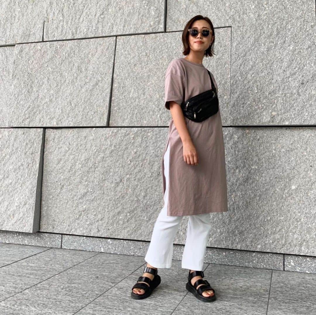 SHOPLIST.com by CROOZさんのインスタグラム写真 - (SHOPLIST.com by CROOZInstagram)「サイドスリットTシャツワンピ✖️レギンスコーデ  ウエスト近くまで入った深めのスリットがポイントのTシャツワンピース。 コットン素材なので着心地も抜群！ シンプルで着まわしやすいので1枚あると便利なアイテム。今回はレギンスで♩ . ------------------------------ ▽トップス #半袖サイドスリットTシャツワンピース #koe . ▽パンツ #スリットハニカムレギンス #ungrid  商品はタグ付けからCHECK or [サイドスリットTシャツワンピース]と[ハニカムレギンス]で SHOPLISTで検索🕊 ------------------------------ .  #SHOPLIST #SHOPLISTA #LiSTA #ショップリスト #ショップリスタ #shoplist_ootd #プチプラ #プチプラコーデ #インスタコーデ #プチプラコーディネート #着まわしコーデ #インスタファッション #コーデ #コーディネート#fashion #outfit #ootd #code #coordinate #大人カジュアル #キレイめコーデ#パンツコーデ#Tシャツコーデ #ドクターマーチンサンダル #drmartens @shoplist_official」7月20日 21時11分 - shoplist_official