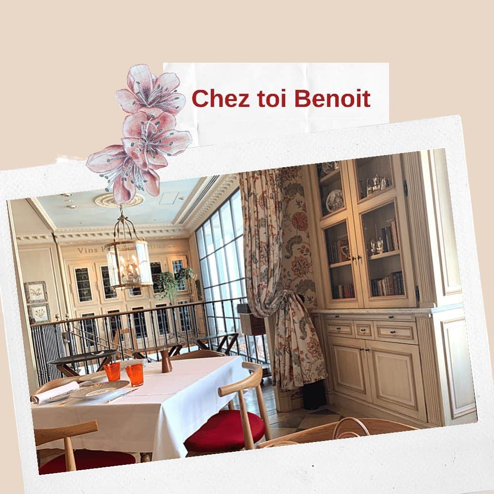 牛窪万里子さんのインスタグラム写真 - (牛窪万里子Instagram)「表参道のフレンチBenoit（ブノア）  アランデュカスがプロデュースしたこのお店は内装が素敵♡  家具も全てフランスから持ち込まれたそう。  南仏を思わせる空間で居心地の良いお店です。  #ブノア青山  #表参道 #フレンチ #フランス #フランスにまた行きたくなった  #アランデュカス  #アランデュカスプロデュース」7月20日 21時12分 - mariko_ushikubo