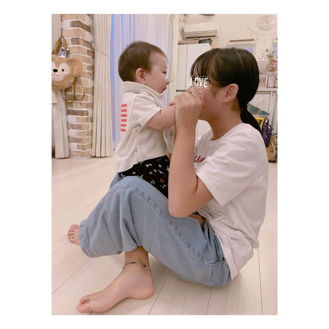 辻希美さんのインスタグラム写真 - (辻希美Instagram)「仲良し❤️" #希空と幸空 #11歳差 #長女 #三男 #仲良し #2枚目の幸空いい笑顔 #❤️ #可愛い #最近立ちたくて立ちたくて仕方がない幸空 #7ヶ月」7月20日 21時22分 - tsujinozomi_official