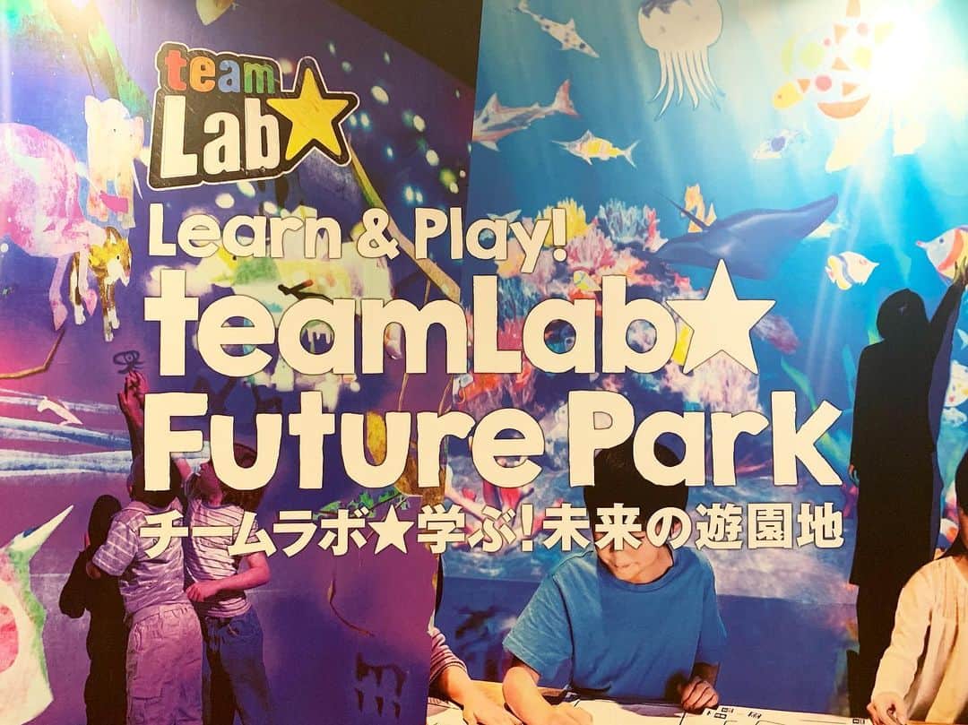 のインスタグラム：「こないだ友達と、 阪急うめだ本店でやっている「チームラボ★学ぶ！未来の遊園地」に行ってきやした🏃‍♂️💨. . チームラボさんはいつも凄い👏✨. 触ったり揺らしたりすると絵が変わったり、その空間がとにかく綺麗でキラキラで瞬く間に色が変わったりして楽しいっ🤩✨. . 書いた絵が大きな画面に反映されてほんまに魚みたいに動き回るから、もう自分の書いた亀が愛おしくて愛おしくて愛おしくて愛おしくて！！！！！. . 近くで写真撮ろうと思って何度も追いかけてんけど、近付くと逃げるみたいで全然近寄れなかった😰. . 楽しかったなぁ😌💕. 東京の豊洲にあるチームラボさんのやつも行ってみたいなぁ！. . #チームラボ #チームラボ学ぶ未来の遊園地  #大阪 #osaka #阪急うめだ本店 #阪急うめだ #キラキラ #原色 #色使い #楽しかった」