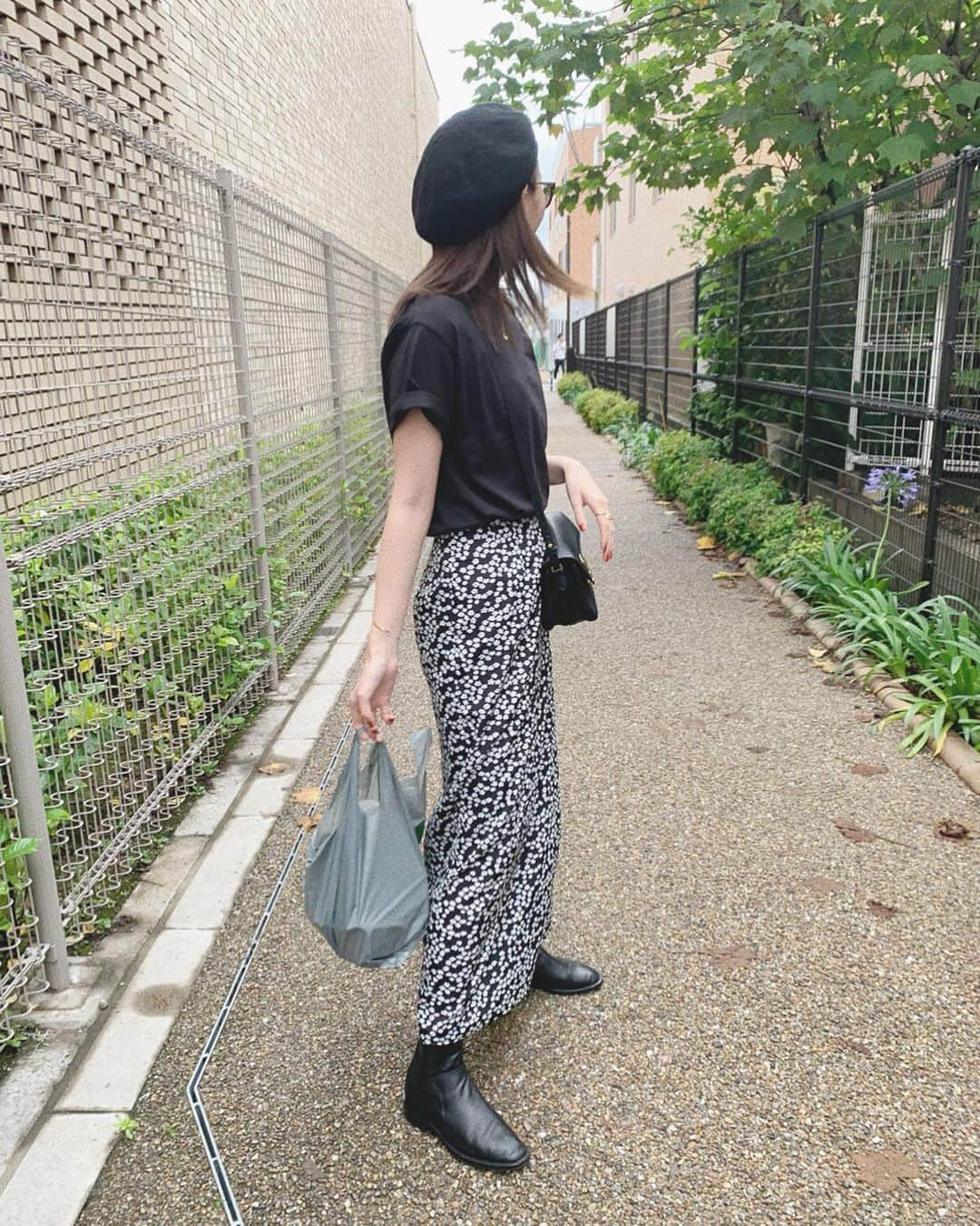 鹿沼憂妃さんのインスタグラム写真 - (鹿沼憂妃Instagram)「いつかの雨上がりお散歩🚶‍♀️ （スーパーの袋のリアル感…） 成城石井のパイナップルが大好きなんです♥️ 甘くてばくばく食べちゃうやつ🍍 そして この日もizuコラボのネックレスしてる😘 そして なんだか久々にスカートな私服な気がする。。 📸photo by 幼馴染（瞳ちゃん）」7月20日 21時16分 - shika_0225