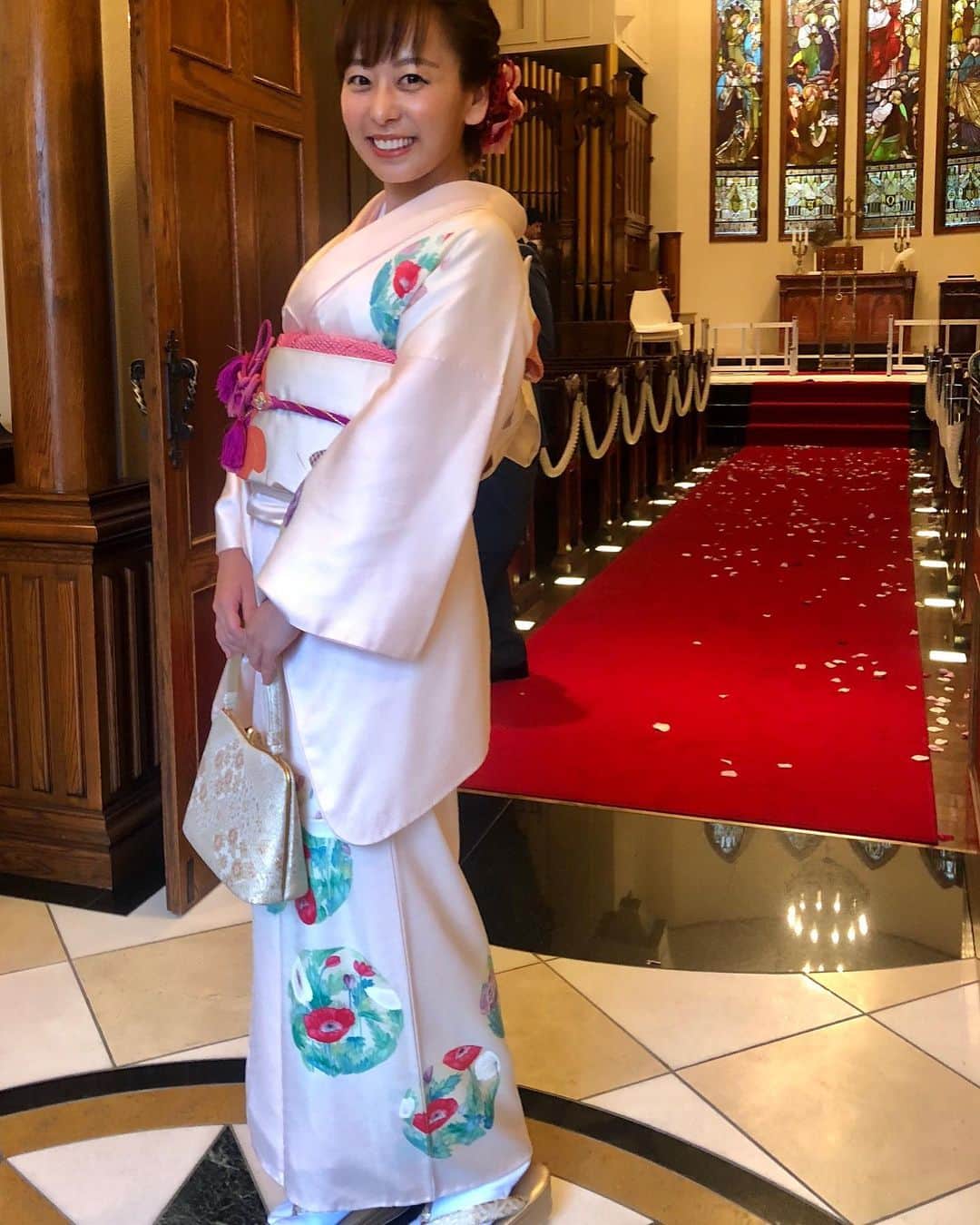 菊池良子さんのインスタグラム写真 - (菊池良子Instagram)「弟の結婚式でした😊  この着物は母が父と結納の時に着たそうです✨  可愛いポピー柄の着物✨ 弟くんよおめでとー☺️🍾 #結婚式 #着物 #kimonostyle #アナウンサー #加工なし」7月20日 21時17分 - kikuryo627happy