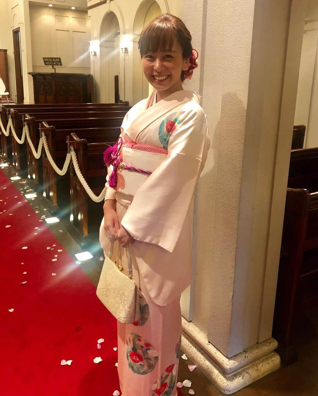 菊池良子さんのインスタグラム写真 - (菊池良子Instagram)「弟の結婚式でした😊  この着物は母が父と結納の時に着たそうです✨  可愛いポピー柄の着物✨ 弟くんよおめでとー☺️🍾 #結婚式 #着物 #kimonostyle #アナウンサー #加工なし」7月20日 21時17分 - kikuryo627happy
