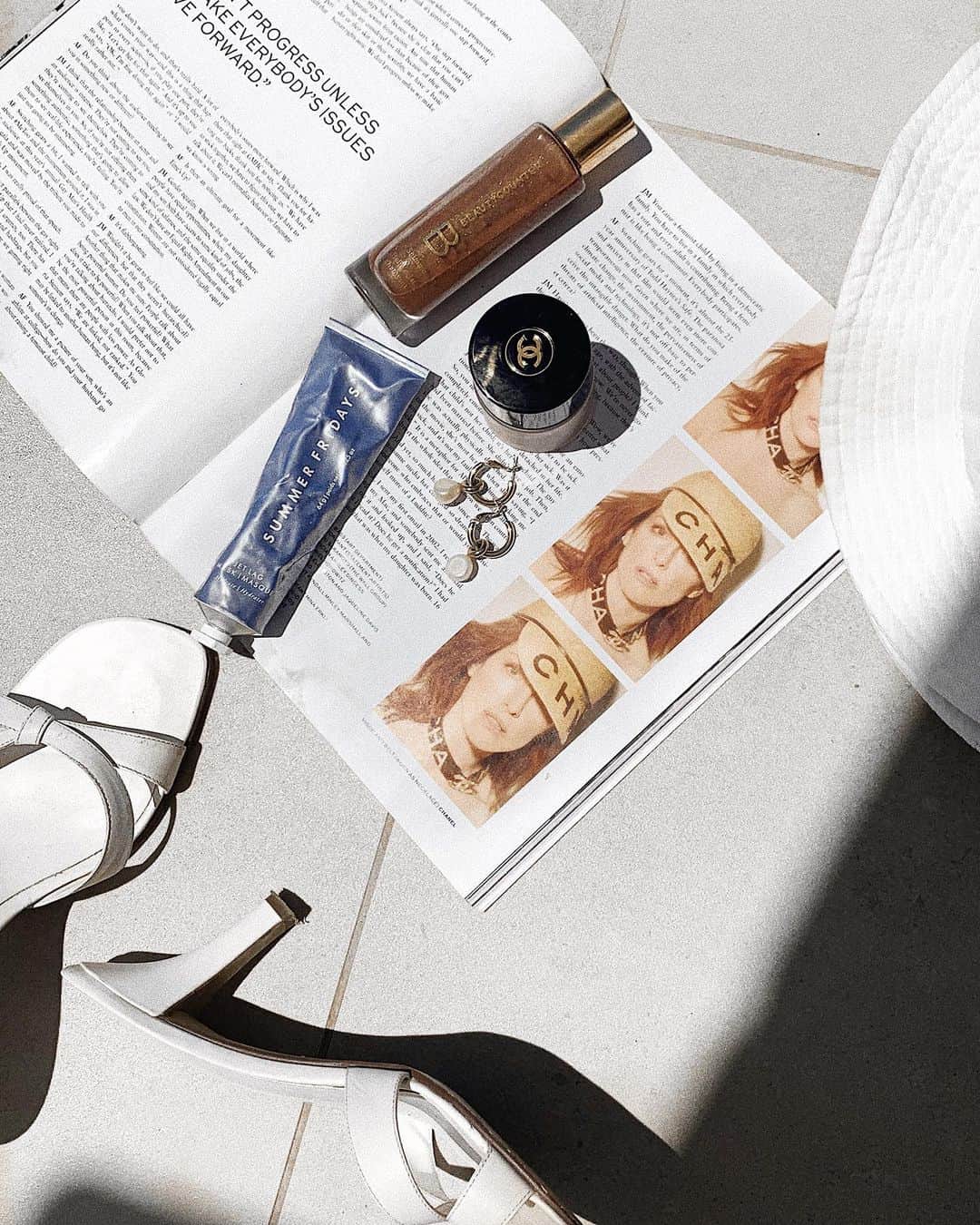 Kelsey Simoneさんのインスタグラム写真 - (Kelsey SimoneInstagram)「Lounging essentials:  1. Fashion reads @lofficielusa  2. Body oil @beautycounter  3. Jetlag face mask @summerfridays  4. Cute beach hat: @lackofcoloraus  5. Face glow: @chanelofficial / @welovecoco  6. Bling @argentovivo_us」7月20日 21時19分 - k.els.e.y