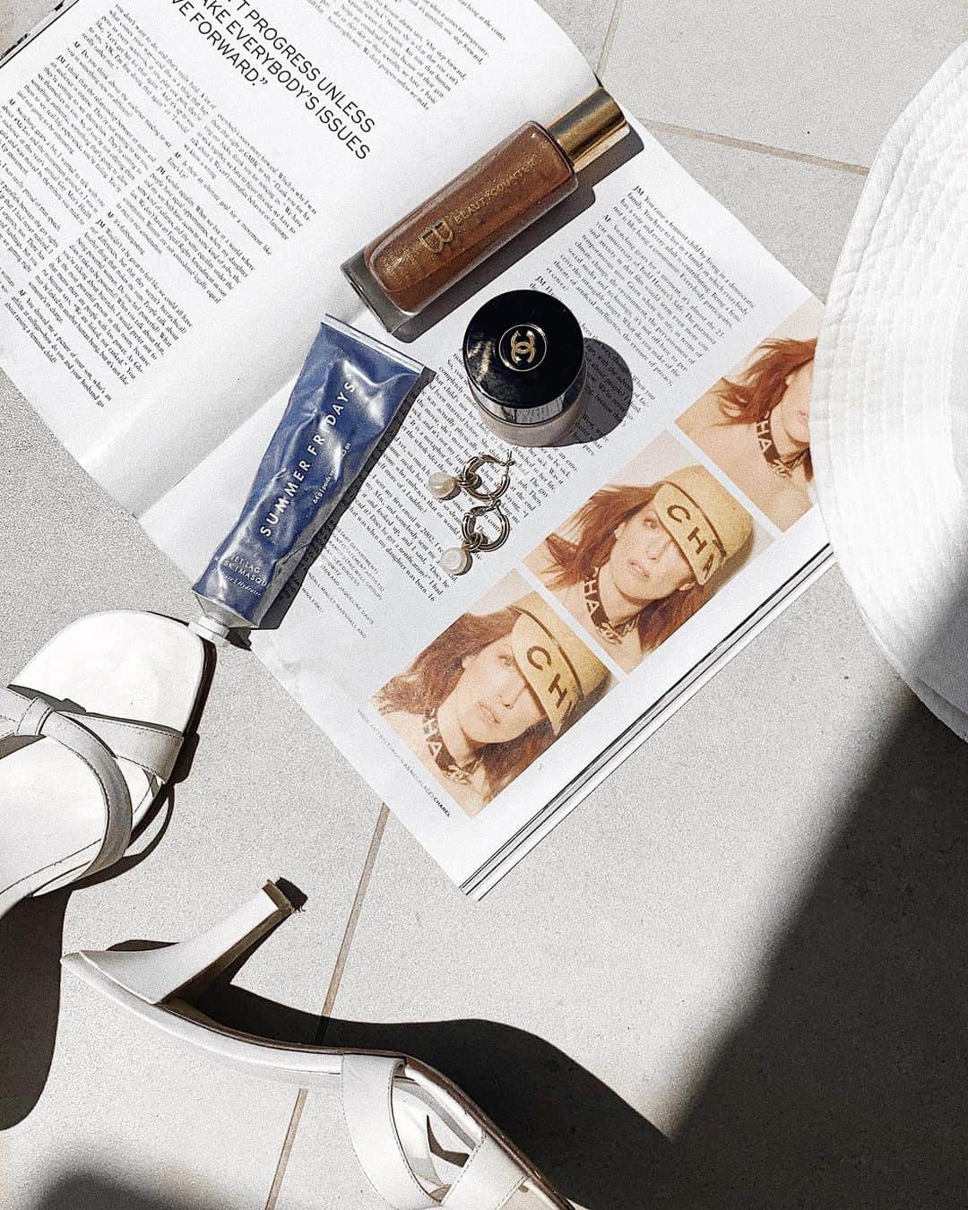 Kelsey Simoneのインスタグラム：「Lounging essentials:  1. Fashion reads @lofficielusa  2. Body oil @beautycounter  3. Jetlag face mask @summerfridays  4. Cute beach hat: @lackofcoloraus  5. Face glow: @chanelofficial / @welovecoco  6. Bling @argentovivo_us」
