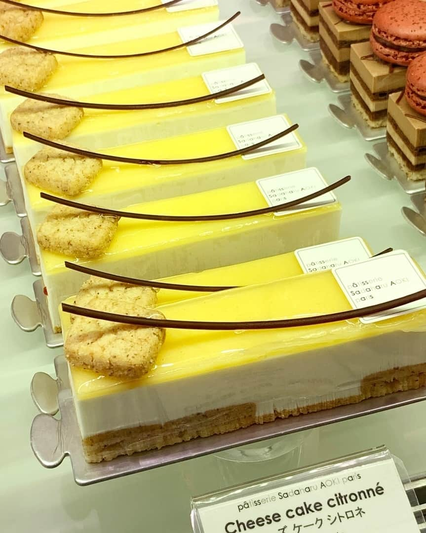 pâtisserie Sadaharu AOKI parisさんのインスタグラム写真 - (pâtisserie Sadaharu AOKI parisInstagram)「チーズとレモンのさわやかな美味しさ . 通年販売しているアオキのチーズケーキ「チーズ ケーク シトロネ」は、ミルキィなチーズクリームに、さっぱりとしたレモンのクリームを合わせています。ほどよく効いたレモンの酸味がチーズの濃厚な味わいを軽やかに。サクッとしたヘーゼルナッツのサブレの食感も美味。 . ※JR名古屋タカシマヤ店は一部ケーキの仕様が異なります。 . 【販売店舗】サダハルアオキ 全店舗（オンラインショップは除く） . 【販売期間】販売中 . #sadaharuaoki #サダハルアオキ #patisseriesadaharuaoki #パティスリーサダハルアオキパリ #デザート#インスタスイーツ #スイーツ部#スイーツ巡り#スイーツテロ  #インスタ映えスイーツ#大人スイーツ #東京カフェ巡り#東京カフェ #tokyocafe#hungryintokyo #ケーキ#ケーキ好き#ケーキ大好き #スイーツ女子#スイーツ男子#スイーツ好き #スイーツ好きな人と繋がりたい #甘いもの#甘いもの好きな人と繋がりたい #東京スイーツ#チーズケークシトロネ #チーズケーキ #チーズケーキ好き #夏スイーツ #夏休み2019」7月20日 21時30分 - sadaharuaoki_official