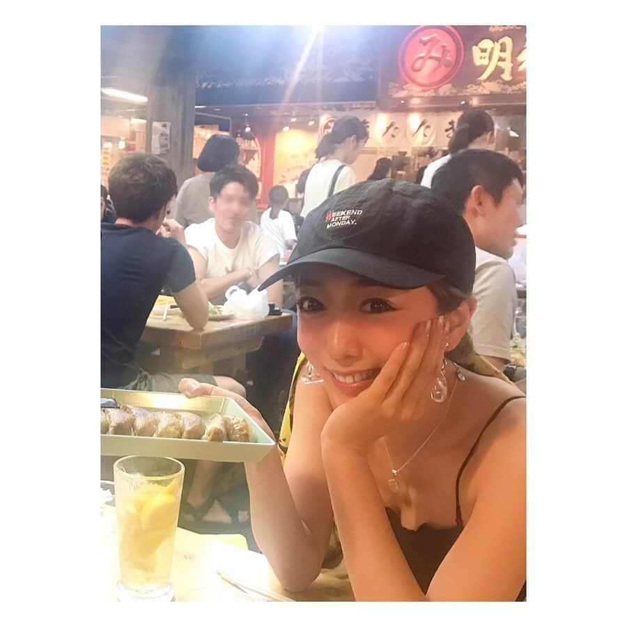 浜崎美保さんのインスタグラム写真 - (浜崎美保Instagram)「安兵衛うんまー😆🥟😍🥟😆🥟😍🥟😆🥟😍🥟😆🥟😍🥟😆🥟😍🎉🎉🎉🎉🎉 ・ ・ ・ 恵比寿にもあるのは知ってたけど(大行列)、恵比寿行く前に地元で食べられて良かったぁぁぁぁぁぁぁぁぁぁー😆🥟😆🥟😆🥟 ・ ・ ・ 人生で一番大好きな餃子🥟⇨鹿児島の「みとま」が閉店してものすごく悲しかったんだけども😭 ・ ・ 安兵衛の餃子で明るく生きていけそーーー🤣🤣🤣🎉🎉🎉ばんざ〜い🤣🙌 ・ ・ ・ めちゃくちゃ美味しかった🥟❕ 何皿おかわりしただろ🤣 ・ ・ ・ #高知 #ひろめ市場 #飲兵衛 #はしご酒 #屋台餃子 #安兵衛 #餃子 #お酒 #日本酒 #土佐 #お酒旅 #呑み旅 #呑み歩き #食べ歩き #飲兵衛楽園 #飛行機に乗って呑みに行く」7月20日 21時23分 - mihohamasaki_japan