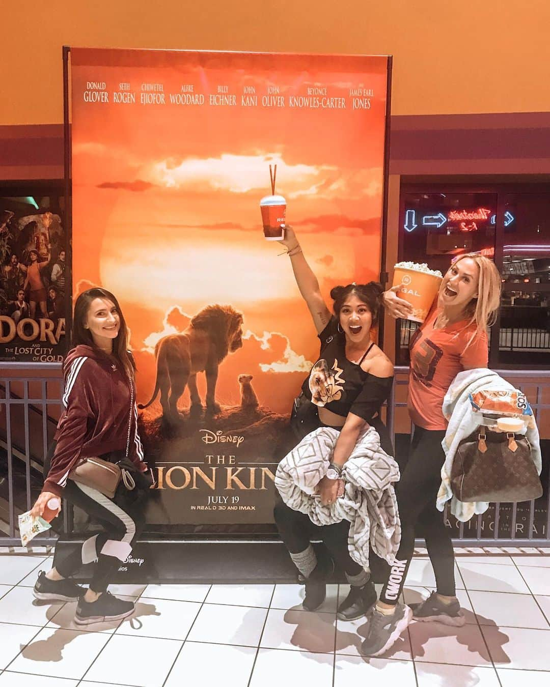 Kindly Myersさんのインスタグラム写真 - (Kindly MyersInstagram)「I love the @lionking yes that is popcorn on nessa a head... i dropped it.」7月20日 21時24分 - kindlymyers