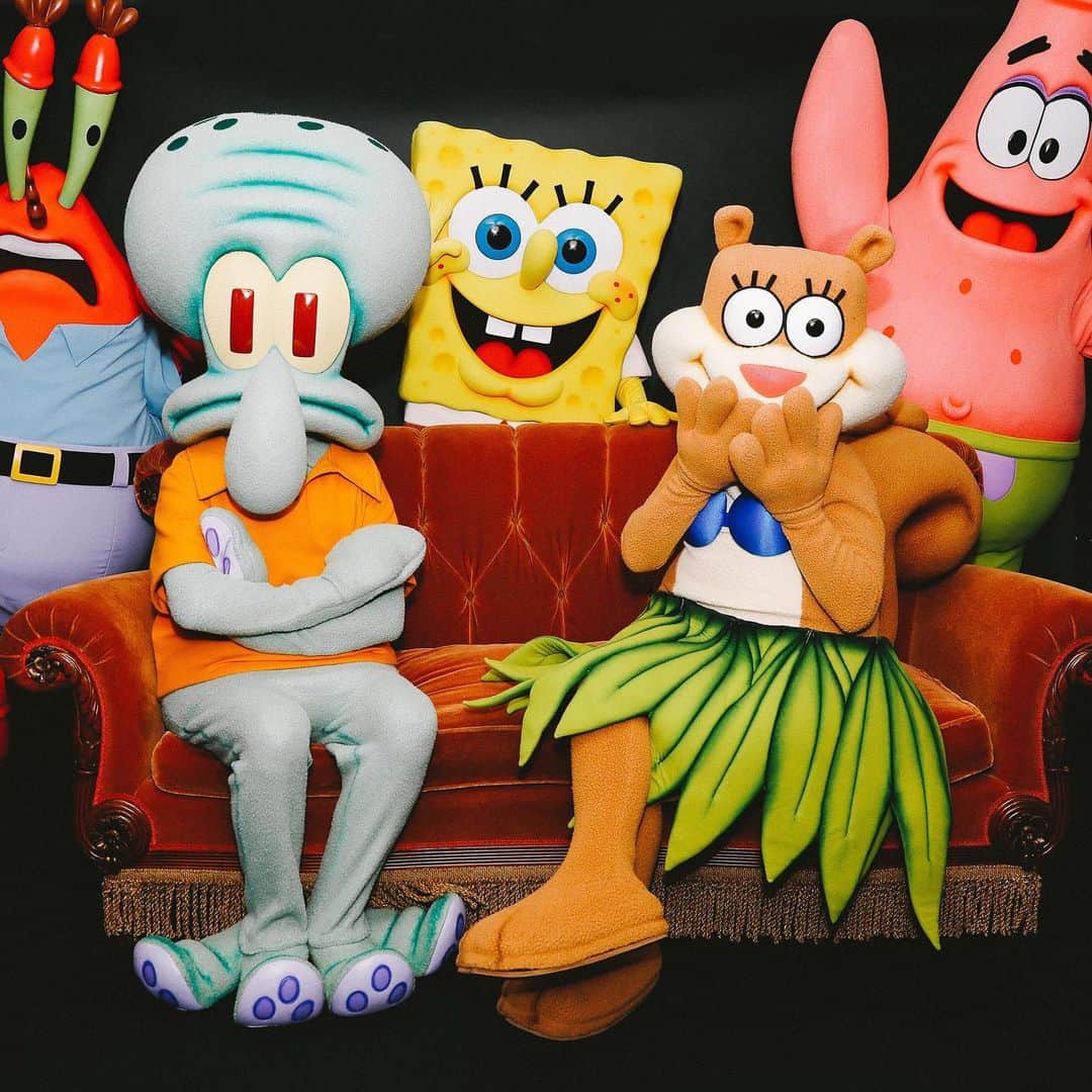 スポンジボブさんのインスタグラム写真 - (スポンジボブInstagram)「F is for F•R•I•E•N•D•S who do stuff together  Celebrating the SpongeBob and @Friends anniversaries on the original Friends couch at Comic Con #Friends25 #NickSDCC #SDCC」7月20日 21時27分 - spongebob