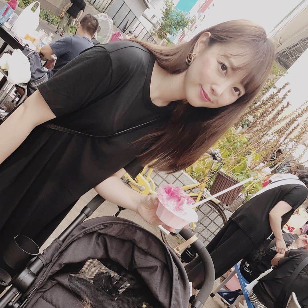 小林まな美のインスタグラム：「👘 お義母さんとお祭り〜🍧 ・ ・ ・ #お祭り #夏祭り #夏休み #かき氷 #ラムネ #ヨーヨー #浴衣 #じんべい #こども浴衣 #」