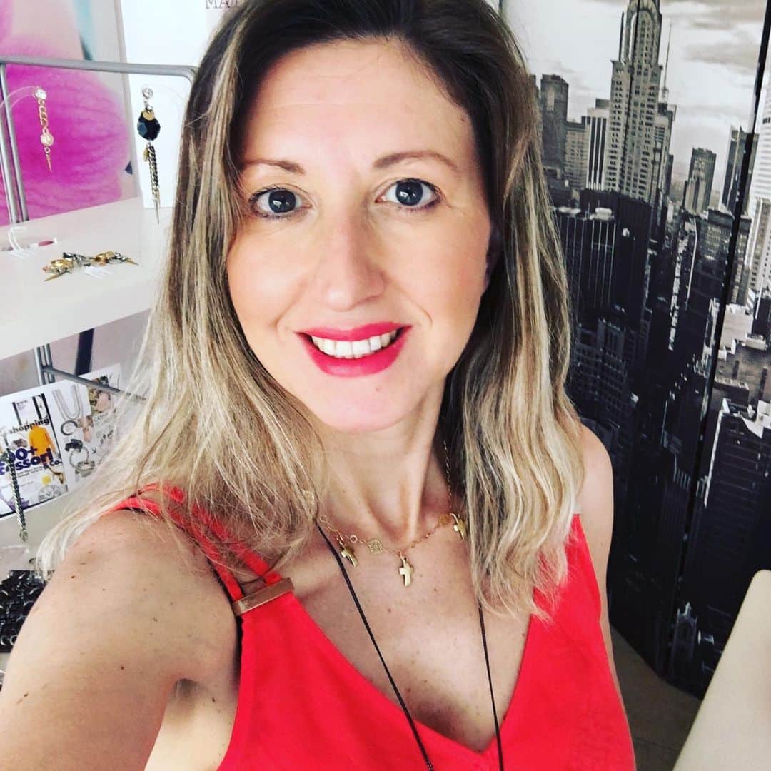 メイデンアートのインスタグラム：「The right colors and the right jewelry are your natural lifting and your beauty secret❤️ . Want to to try our FREE jewelry styling and image consultancy in ore or online? . Comment YES👍 below 👇 . . . . . #imageconsulting #imageconsultant #jewelry #styling #coloranalysis #outfitoftheday #outfitinspiration #jewelryaddict #jewelrydesign #stylingtips #styleinspiration #stylesecrets #stylingsecrets #imageconsulting #imageconsultants #faceanalysis #beauty #beautysecrets」