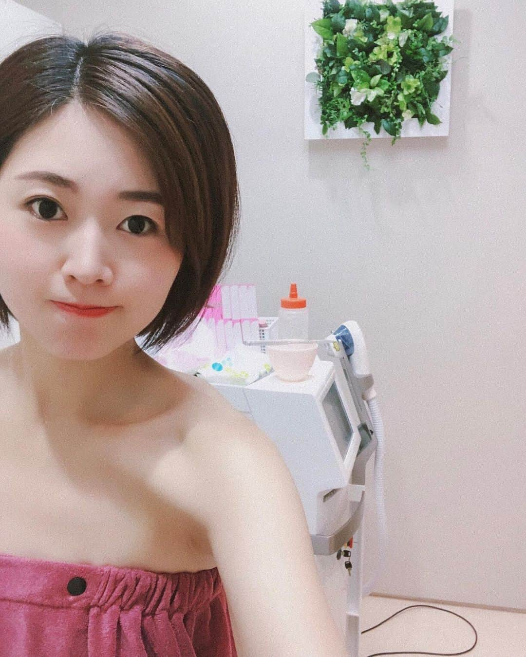 中西華菜さんのインスタグラム写真 - (中西華菜Instagram)「* 夏が近づいてきたので リアラクリニック池袋店で 全身医療脱毛してきた😆 . やっぱり脱毛効果を期待するなら 医療がいいですよ！ エステサロンでできる脱毛は 1回の料金は安いけど 通う回数が増えるので トータルで見たら 時間もお金もかかると思う💰(ひぇ〜〜 . タンクトップとか 背中のあいた服を着るときに なんの気兼ねもなく楽しめるのが 私の中でベスト👆🐥👙 . お願いして大幅値下げしてもらうので笑 ご希望ある方はコメントかDM下さい☺️ 一緒に通いましょ〜 (⚠️同じ日に行くとかではありません笑) . 早く梅雨明けして夏こ〜〜い！ _ #とにかくビックリするくらい痛くない #脱毛おすすめ #癒しの空間 #丁寧な施術 #リアラクリニック池袋院 #美容クリニック #医療脱毛 #脱毛 #美容 #池袋 #駅近」7月20日 21時30分 - kananakanishi