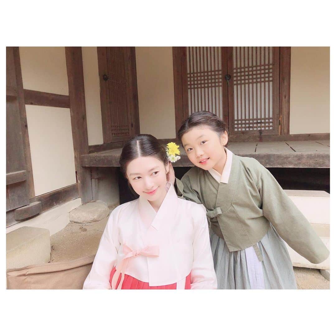 チョン・ソミンのインスタグラム：「해원x알순  이미 절친된 이후🌼 #기방도령 #허색이던진꽃우리가주워옴」